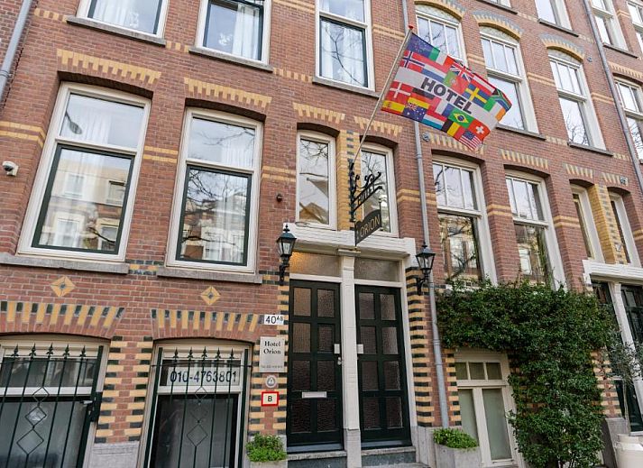 Gemuetlicher Essbereich im Hotel Orion, Ferienwohnung in Rotterdam, Suedholland mit Tischen und Stuehlen.