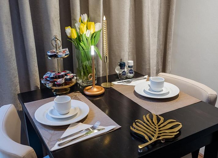 Aussenansicht des Hotels Orion, Ferienwohnung in Rotterdam, Suedholland, mit Fahnen und Backsteinfassade.