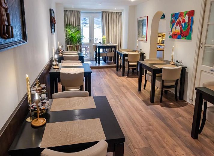 Aussenansicht des Hotels Orion, Ferienwohnung in Rotterdam, Suedholland, mit Fahnen und Backsteinfassade.