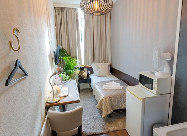 Aussenansicht des Hotels Orion, Ferienwohnung in Rotterdam, Suedholland, mit Fahnen und Backsteinfassade.