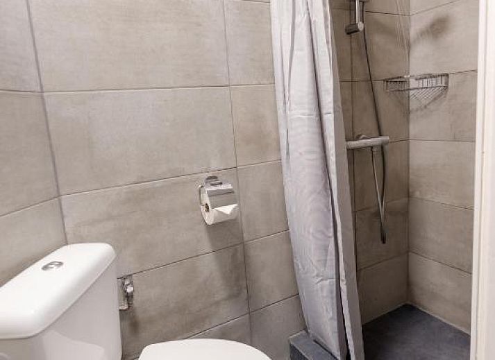 Helles Schlafzimmer im Hotel Orion, Ferienwohnung in Rotterdam, Suedholland mit grossem Spiegel.