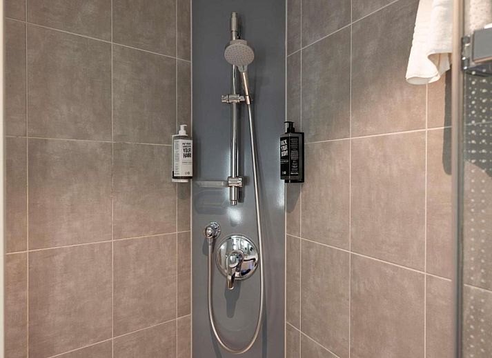 Moderne Fassade der ibis Rotterdam City Centre Ferienwohnung in Rotterdam, Zuid-Holland.