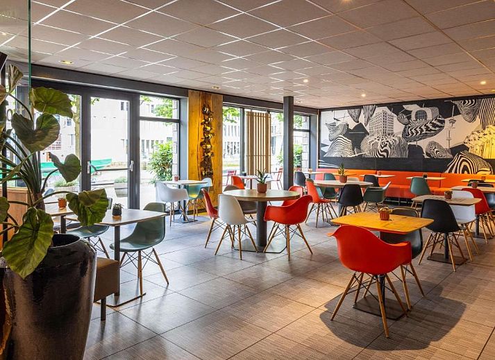 Moderne Fassade der ibis Rotterdam City Centre Ferienwohnung in Rotterdam, Zuid-Holland.