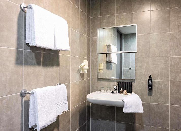 Moderne Fassade der ibis Rotterdam City Centre Ferienwohnung in Rotterdam, Zuid-Holland.