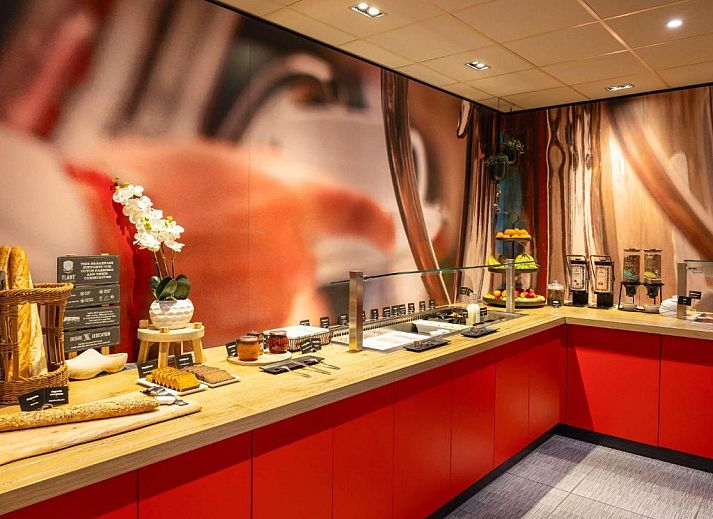 Stilvolles Badezimmer mit Dusche im ibis Rotterdam City Centre, Ferienwohnung in Rotterdam, Suedholland.