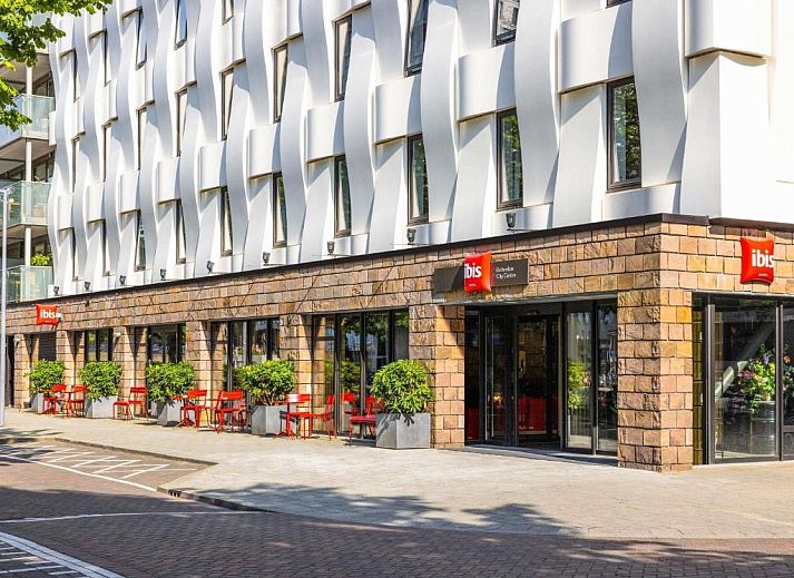 Stilvolles Badezimmer mit Dusche im ibis Rotterdam City Centre, Ferienwohnung in Rotterdam, Suedholland.
