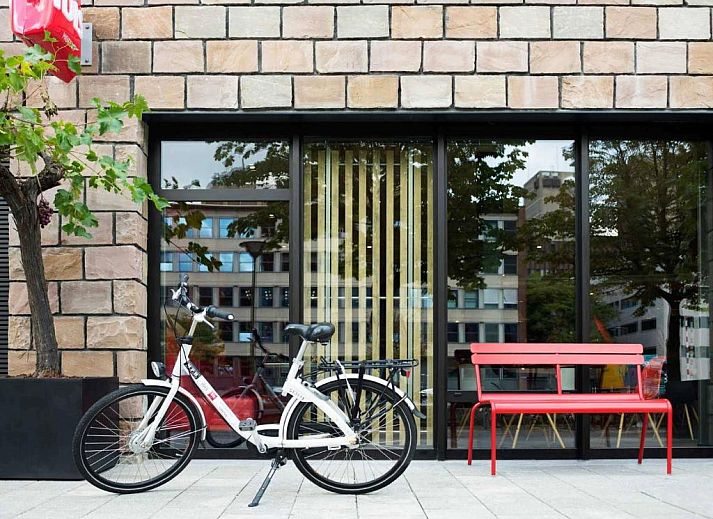 Stilvolles Badezimmer mit Dusche im ibis Rotterdam City Centre, Ferienwohnung in Rotterdam, Suedholland.