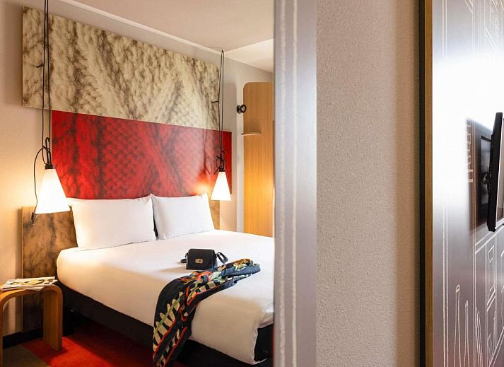 Stilvolles Badezimmer mit Dusche im ibis Rotterdam City Centre, Ferienwohnung in Rotterdam, Suedholland.