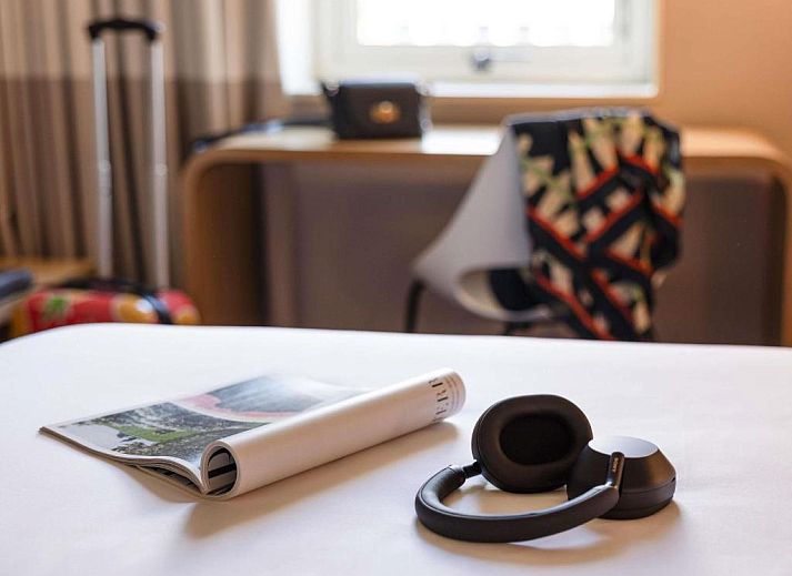 Stilvolles Badezimmer mit Dusche im ibis Rotterdam City Centre, Ferienwohnung in Rotterdam, Suedholland.