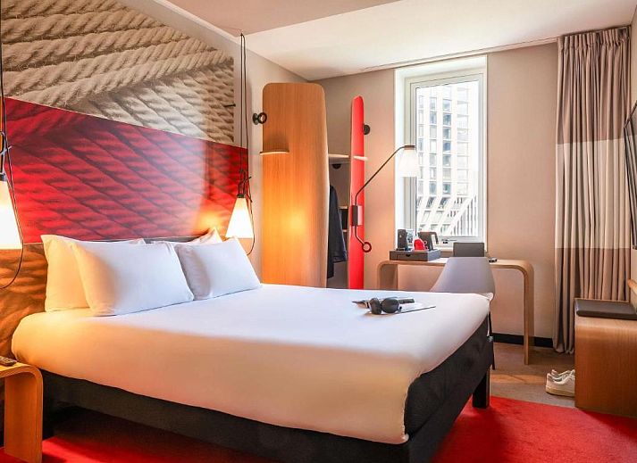 Frisches Bad mit Handtuechern im ibis Rotterdam City Centre, Ferienwohnung in Rotterdam, Suedholland.