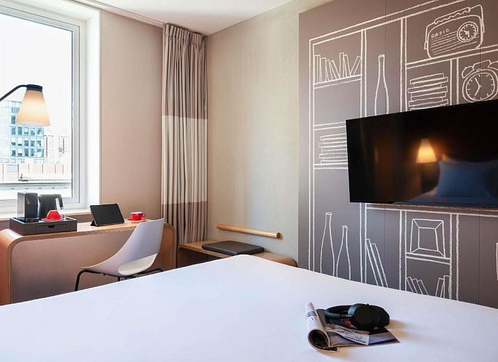 Frisches Bad mit Handtuechern im ibis Rotterdam City Centre, Ferienwohnung in Rotterdam, Suedholland.