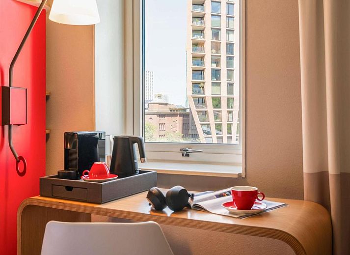 Frisches Bad mit Handtuechern im ibis Rotterdam City Centre, Ferienwohnung in Rotterdam, Suedholland.