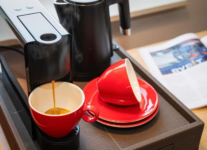 Frisches Bad mit Handtuechern im ibis Rotterdam City Centre, Ferienwohnung in Rotterdam, Suedholland.