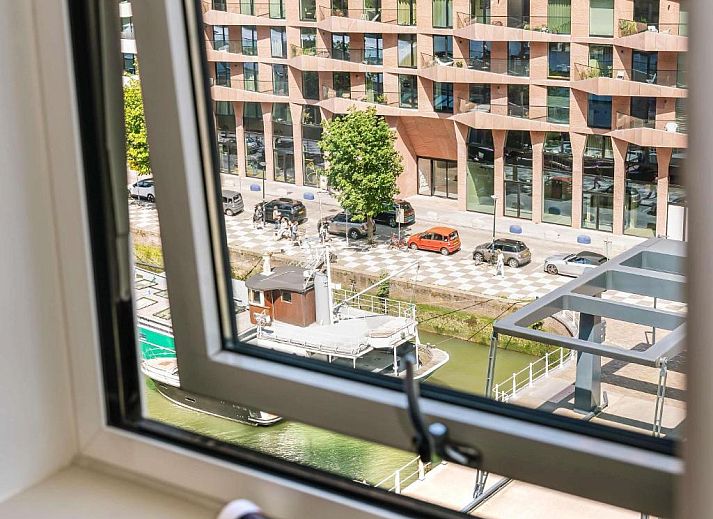 Frisches Bad mit Handtuechern im ibis Rotterdam City Centre, Ferienwohnung in Rotterdam, Suedholland.