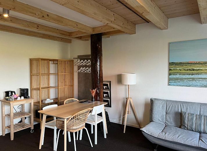 Hotel Posthuys Vlieland, Oost, avondverlichting vakantieappartement op Waddeneilanden.