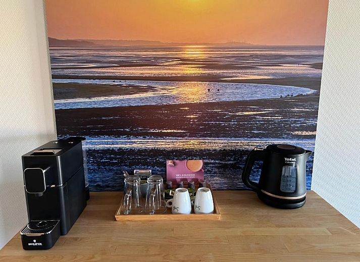 Hotel Posthuys Vlieland, Oost, avondverlichting vakantieappartement op Waddeneilanden.