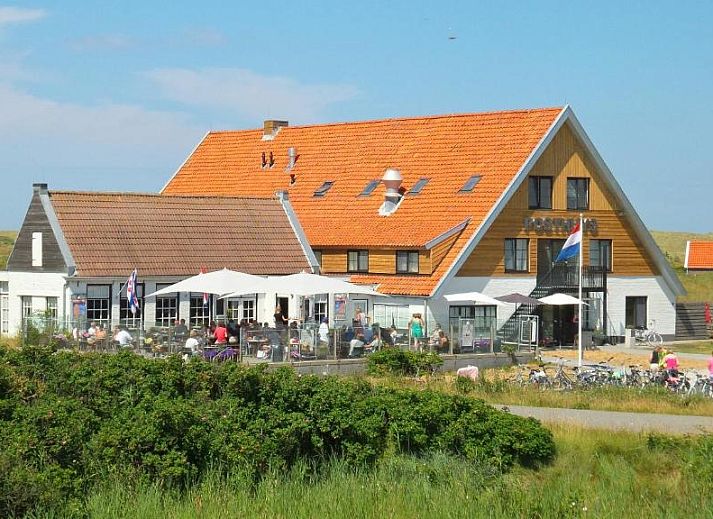 Hotel Posthuys Vlieland, Oost, avondverlichting vakantieappartement op Waddeneilanden.
