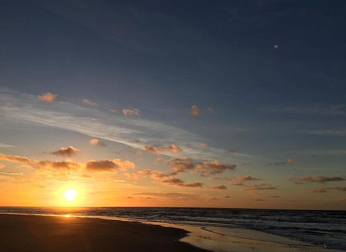 Gezellige binnenruimte met houten details in Hotel Posthuys Vlieland, Oost, vakantieappartement.