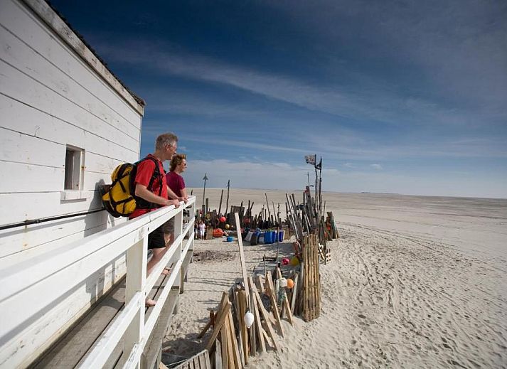 Gezellige binnenruimte met houten details in Hotel Posthuys Vlieland, Oost, vakantieappartement.