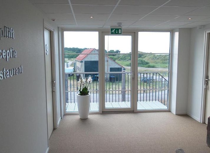 Gezellige binnenruimte met houten details in Hotel Posthuys Vlieland, Oost, vakantieappartement.