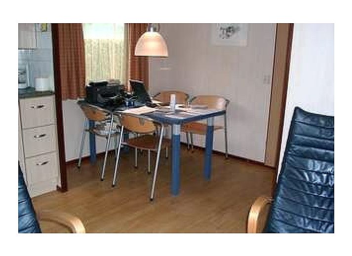 The Mons chalet in Formerum, Terschelling with sunny terrace and green surroundings.