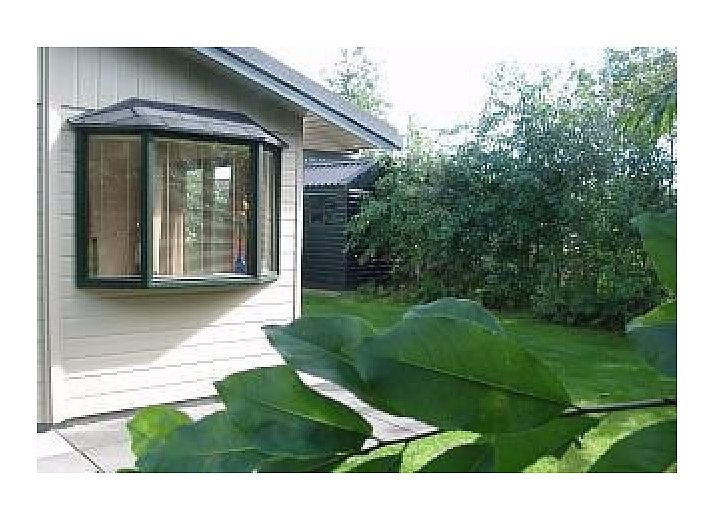 The Mons chalet in Formerum, Terschelling with sunny terrace and green surroundings.