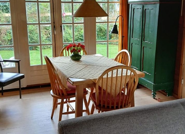 Gezellig vakantiehuis De Trekvogels in Formerum, Terschelling omringd door groene natuur.