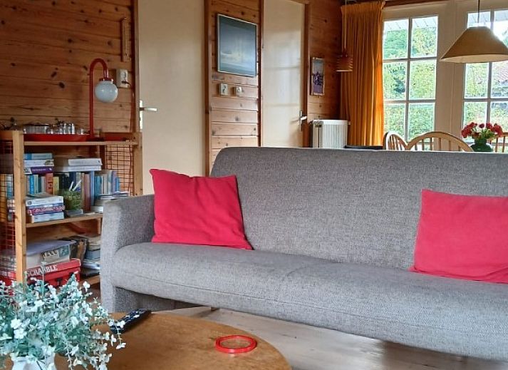 Gezellig vakantiehuis De Trekvogels in Formerum, Terschelling omringd door groene natuur.