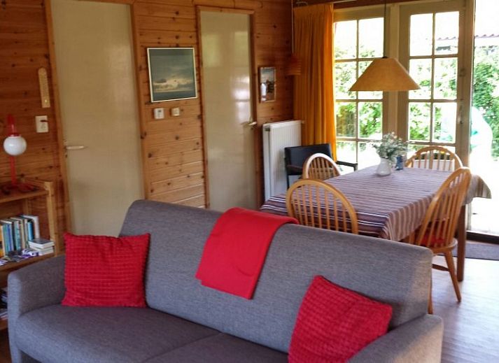 Gezellig vakantiehuis De Trekvogels in Formerum, Terschelling omringd door groene natuur.