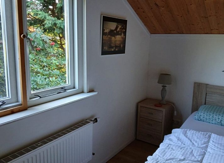 Buitenkant van De Trekvogels vakantiehuis in Formerum, Terschelling met kleurrijke accenten.