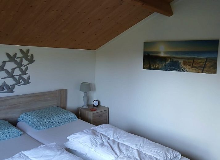 Buitenkant van De Trekvogels vakantiehuis in Formerum, Terschelling met kleurrijke accenten.