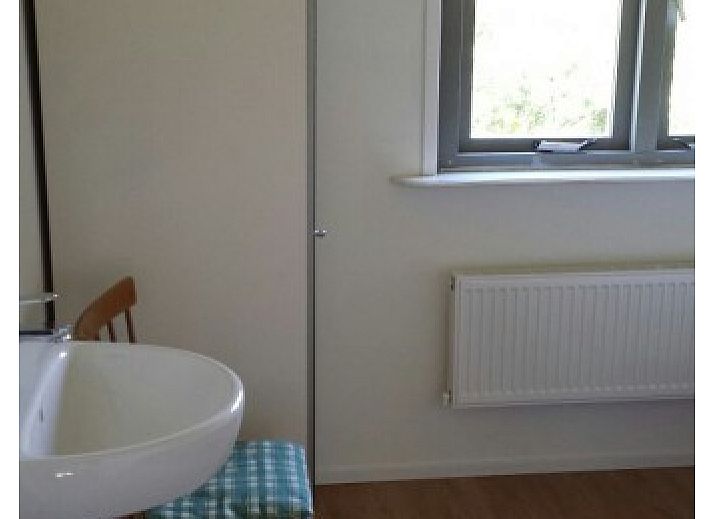 Buitenkant van De Trekvogels vakantiehuis in Formerum, Terschelling met kleurrijke accenten.