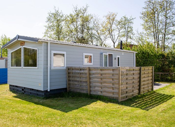 Gemuetliches Wohnzimmer im Chalet Rhobin, Formerum, Terschelling mit Blick auf die gruene Natur.
