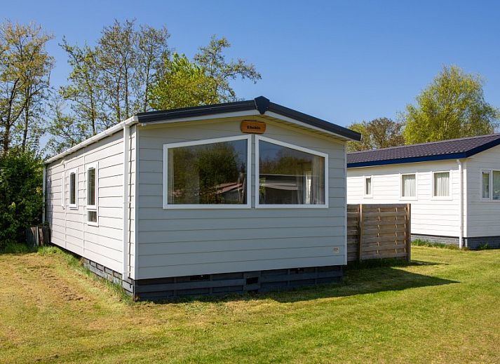 Gemuetliches Wohnzimmer im Chalet Rhobin, Formerum, Terschelling mit Blick auf die gruene Natur.