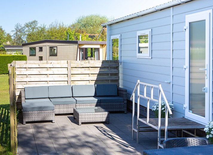 Gemuetliches Wohnzimmer im Chalet Rhobin, Formerum, Terschelling mit Blick auf die gruene Natur.