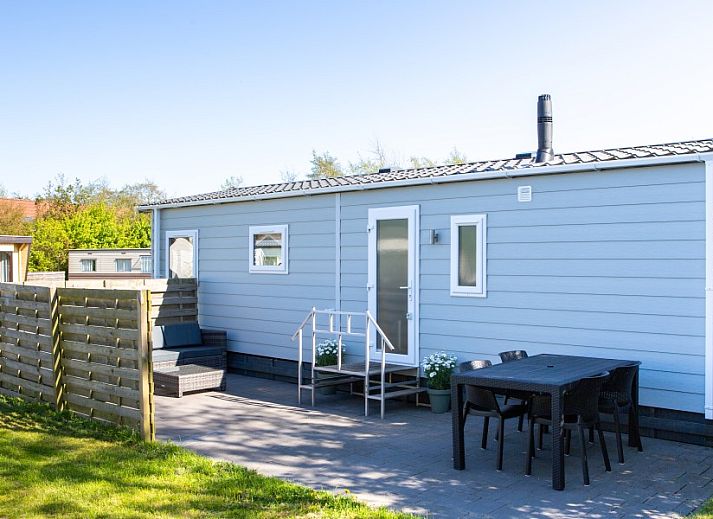 Gemuetliches Wohnzimmer im Chalet Rhobin, Formerum, Terschelling mit Blick auf die gruene Natur.