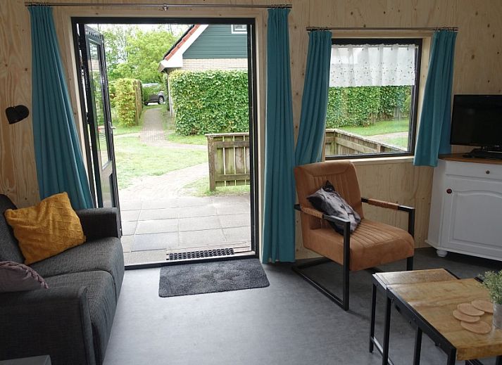 Noorderlicht vacation home in Formerum, Terschelling with wooden facade and cozy terrace.