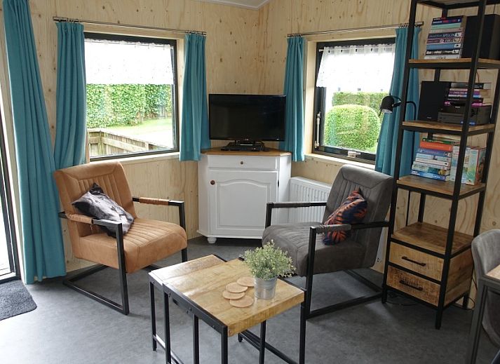 Noorderlicht vacation home in Formerum, Terschelling with wooden facade and cozy terrace.