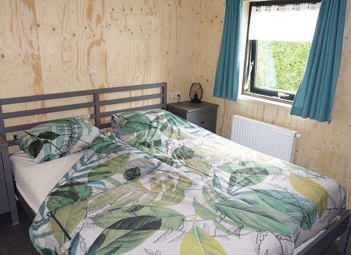 Comfortable sitting area in Noorderlicht vacation home, Formerum, Terschelling with bookshelf.