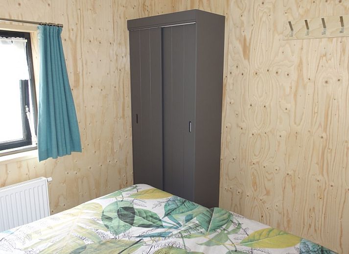 Comfortable sitting area in Noorderlicht vacation home, Formerum, Terschelling with bookshelf.