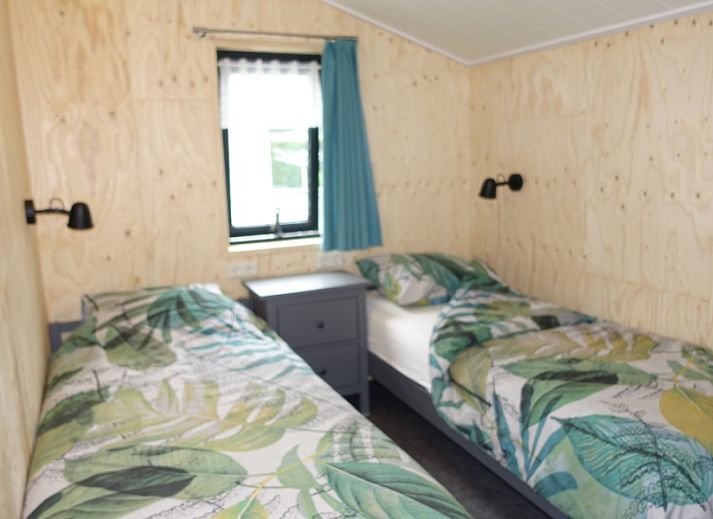 Comfortable sitting area in Noorderlicht vacation home, Formerum, Terschelling with bookshelf.