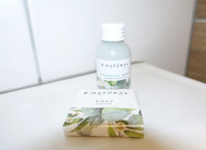 Dining area with large windows in Noorderlicht vacation home, Formerum, Terschelling, surrounded by greenery.