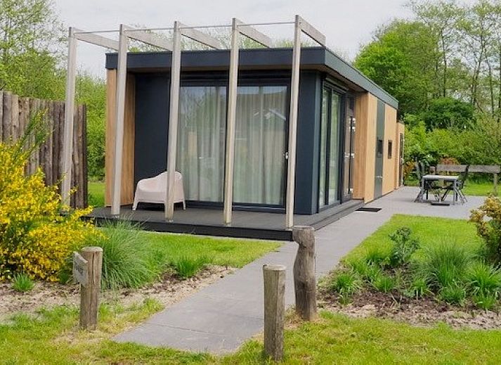 ZONICE chalet in Formerum, Terschelling met moderne veranda en groene tuin in de Waddeneilanden.