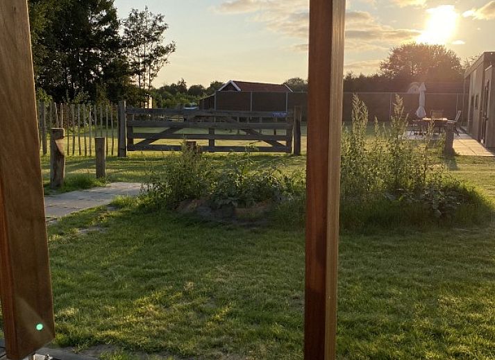 Vooraanzicht van ZONICE chalet in Formerum, Terschelling met terras en natuurlijke omgeving.