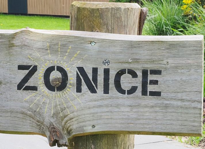 Vooraanzicht van ZONICE chalet in Formerum, Terschelling met terras en natuurlijke omgeving.
