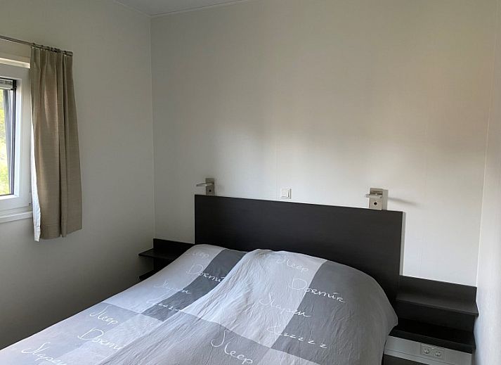 ZONICE vakantiehuis in Formerum, Terschelling met zonnige veranda en comfortabele stoelen.