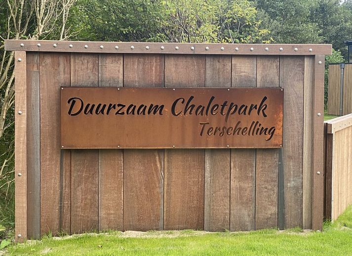 ZONICE vakantiehuis in Formerum, Terschelling met zonnige veranda en comfortabele stoelen.