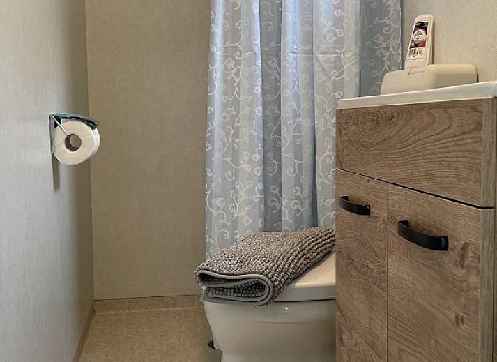 Exterior of vacation home Klaver Vier, Formerum, Terschelling, surrounded by lush greenery and a well-kept garden.