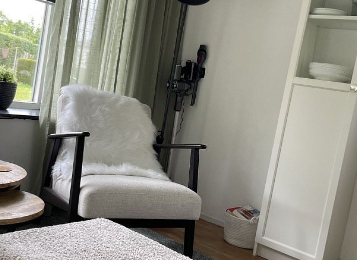 Exterior of vacation home Klaver Vier, Formerum, Terschelling, surrounded by lush greenery and a well-kept garden.