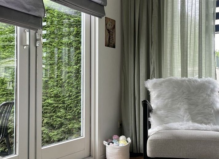 Spacious terrace at Klaver Vier chalet in Formerum, Terschelling, ideal for outdoor dining and enjoying the fresh air.